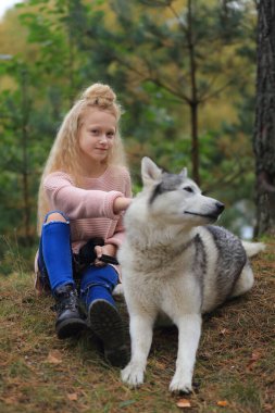 İri yapılı bir kız ormanda yürüyor..