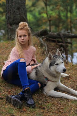 İri yapılı bir kız ormanda yürüyor..