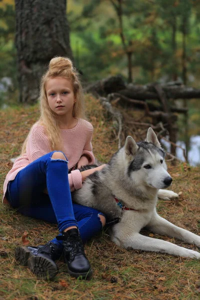 İri yapılı bir kız ormanda yürüyor..