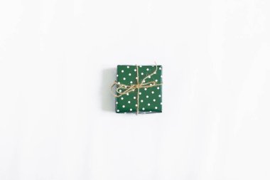 Yeni yıl hediyeleri beyaz arka planda sergilenir..