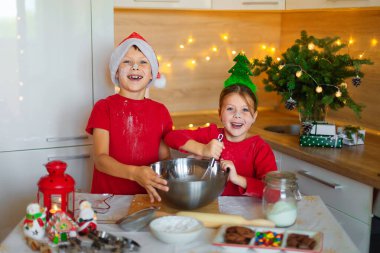 Mutlu çocuklar yeni yıl arifesinde zencefilli ekmek hazırlıyorlar..