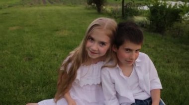 Yazın iki çocuk dışarıda oynuyor. Erkek ve kız evin yakınındaki bahçede..