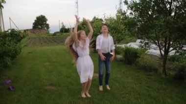 Yazın iki çocuk dışarıda oynuyor. Erkek ve kız evin yakınındaki bahçede..