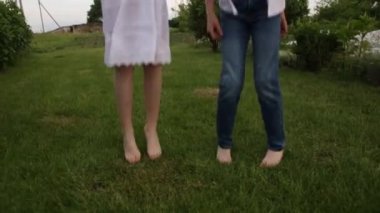 Yazın iki çocuk dışarıda oynuyor. Erkek ve kız evin yakınındaki bahçede..