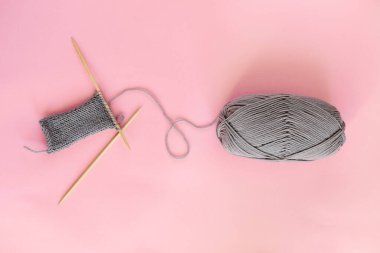 PINK arka planında bir sürü gri iplik yumağı.