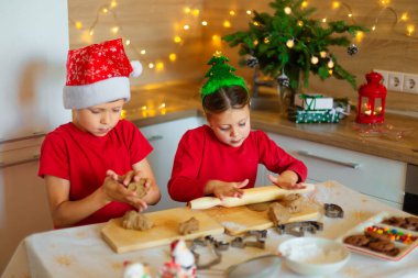 Mutlu çocuklar yeni yıl arifesinde zencefilli ekmek hazırlıyorlar..