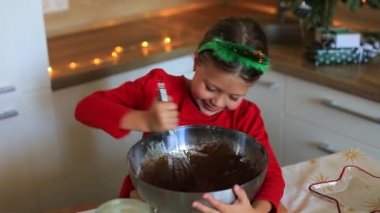 Mutlu küçük kız Noel arifesinde kurabiye hazırlar..