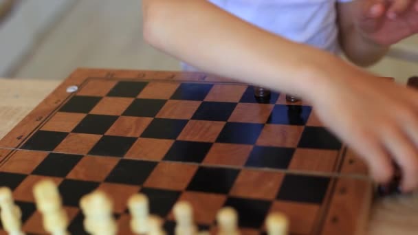 A child plays chess. Children at isolation learn remotely a game of chess. — Stock Video