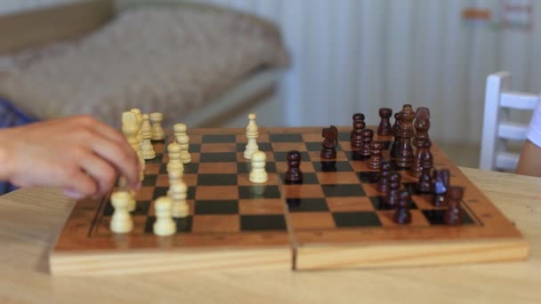 A child plays chess. Children at isolation learn remotely a game of chess. — Stock Video