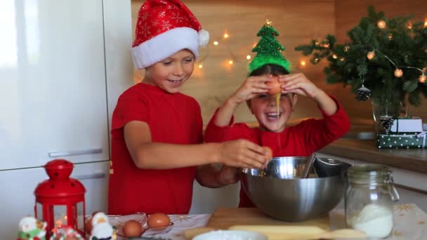 Glückliche Kinder bereiten am Vorabend des neuen Jahres Lebkuchen zu. — Stockvideo