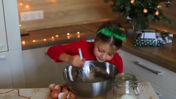 Mutlu küçük kız Noel arifesinde kurabiye hazırlar.. — Stok video