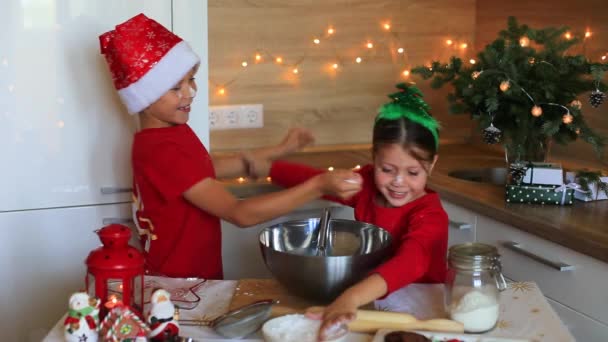 Glada barn förbereder pepparkakor på kvällen till nyår. — Stockvideo