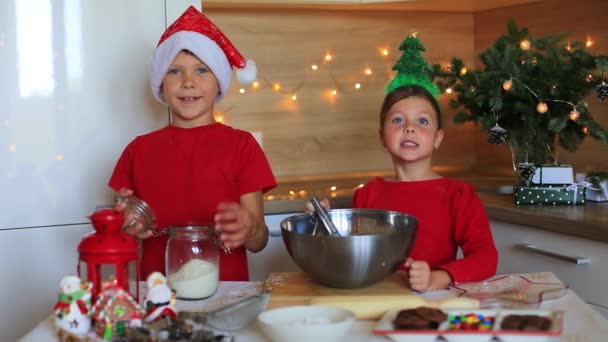 Crianças felizes estão preparando pão de gengibre na véspera do ano novo. — Vídeo de Stock