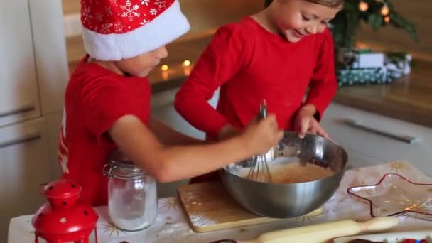 Glada barn förbereder pepparkakor på kvällen till nyår. — Stockvideo