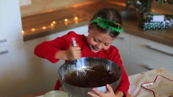 Lycklig liten flicka förbereder kakor på kvällen till jul. — Stockvideo