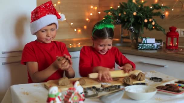 Glada barn förbereder pepparkakor på kvällen till nyår. — Stockvideo
