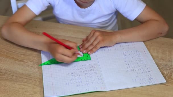Un enfant fait ses devoirs sur l'isolement. Travail à domicile. — Video