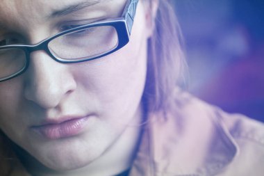 Kadının yüzündeki üzüntü duyguları