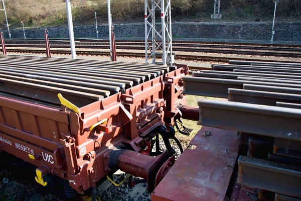 Byggandet av järnvägsspår. Järnvägsinfrastruktur. Järnväg bil laddad med skenor. Räls på en vagn redo för spårkonstruktion. — Stockfoto