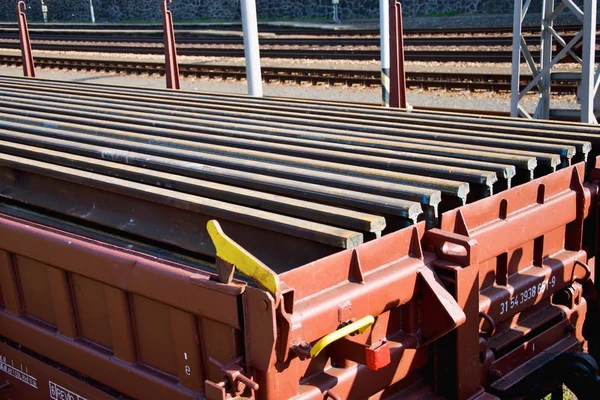 Bau von Eisenbahngleisen. Eisenbahninfrastruktur. Eisenbahnwaggon beladen mit Schienen. Schienen auf einem Waggon bereit für den Gleisbau. — Stockfoto