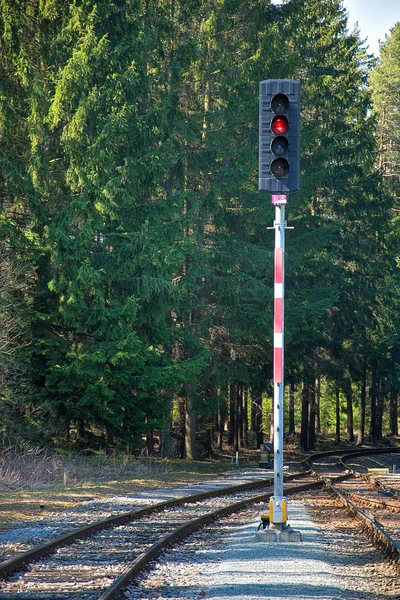 빨간색 표시등이 켜지는 철도 신호등입니다. 철도 선로 건설. 철도 인프라. — 스톡 사진