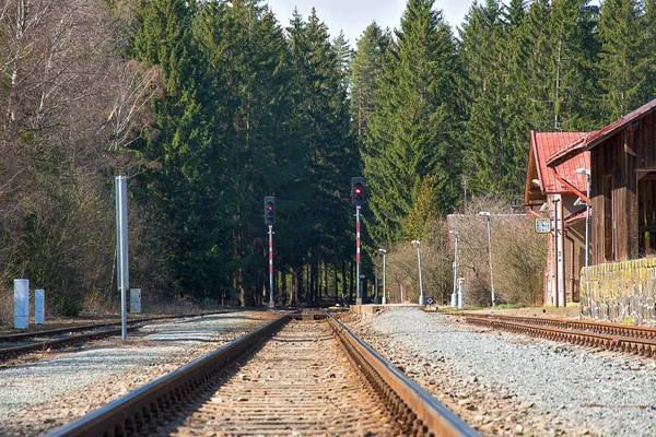 Küçük tren istasyonu. Demiryolu raylarının yapımı. Demiryolu altyapısı. — Stok fotoğraf