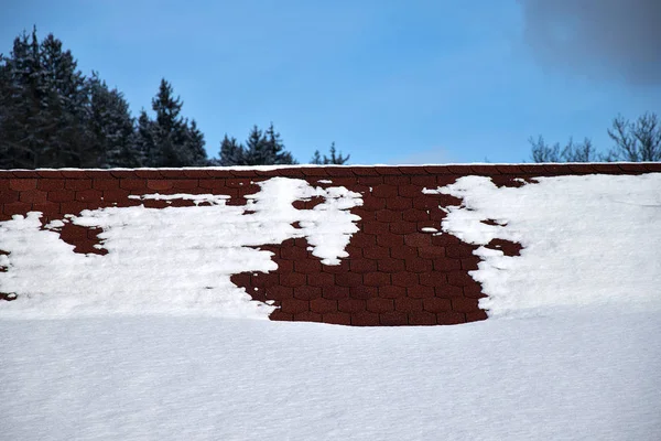 Tetto in inverno. Tetto con tegole di asfalto ricoperte di neve . — Foto Stock