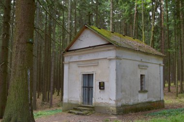 Yaz ormanının ortasında Hıristiyan şapeli.