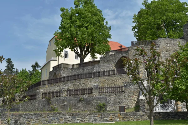 Castle Svojanov, República Checa. Jardim do castelo com paredes de pedra . — Fotografia de Stock