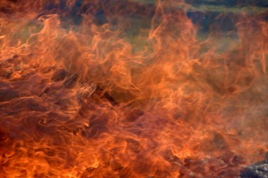 Mühimmattan ahşap askeri sandıklar yakıyor. Yanan şömine. Büyük yanan ateş.