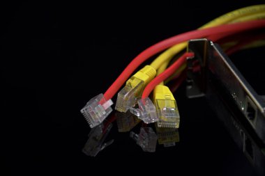 İnternet Erişimi. Siyah arka planda internet bağlantısı için kablolar. Siyah camyansıması. Ağ kartı.