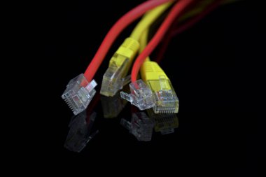 İnternet Erişimi. Siyah arka planda internet bağlantısı için kablolar. Siyah camyansıması.
