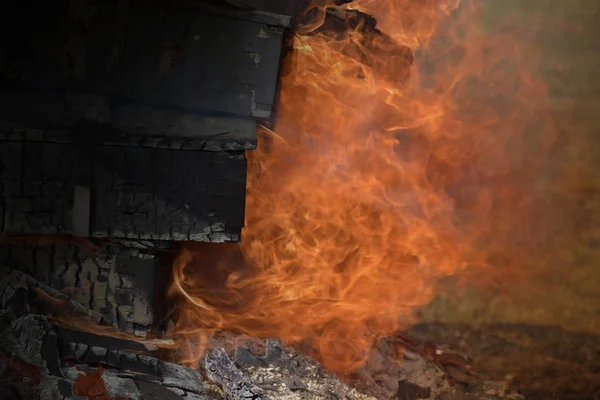 Spalanie drewnianych skrzyń wojskowych z amunicji. Płonący ogień. Tlący się kominek. — Zdjęcie stockowe