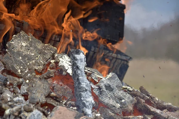 Spalanie drewnianych skrzyń wojskowych z amunicji. Tlący się kominek. Duży ogień. — Zdjęcie stockowe