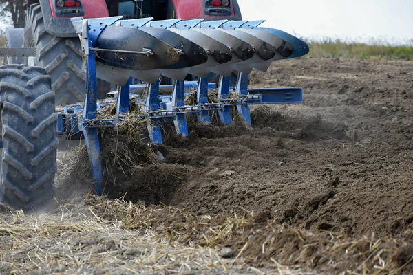 Trekker een veld ploegen. Voorbereiding van het veld na het seizoen voor de winter. — Stockfoto