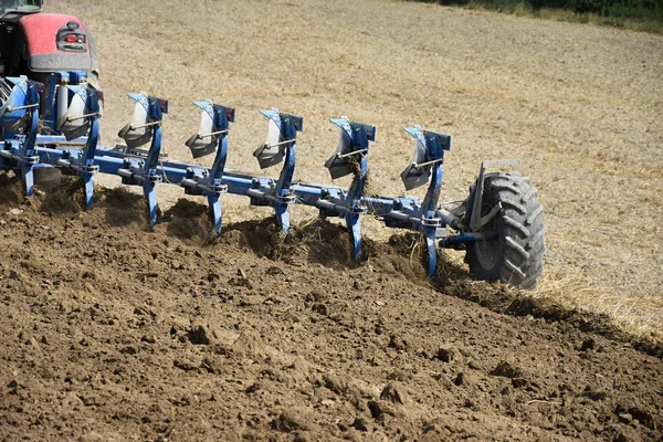 Trekker een veld ploegen. Voorbereiding van het veld na het seizoen voor de winter. — Stockfoto