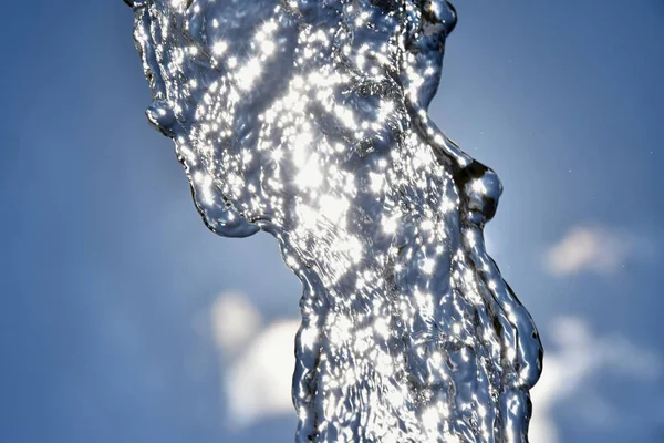 Fluxo de água. Desperdício de água. Falta de água no aquecimento global . — Fotografia de Stock