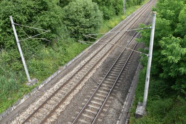 Çift raylı raylı elektrikli çekiş hattı.