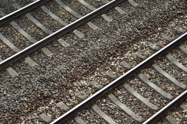 İki raylı demiryolu hattı.