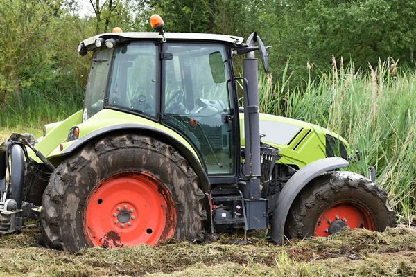 De tractor viel in het moeras. — Stockfoto