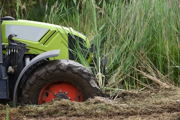 De tractor viel in het moeras. — Stockfoto