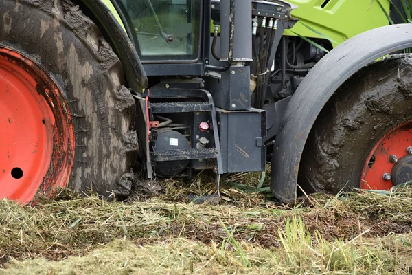 De tractor viel in het moeras. — Stockfoto