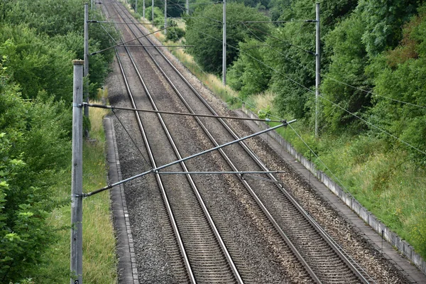 Línea de tracción eléctrica en carril de doble vía . —  Fotos de Stock