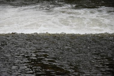 Nehir üzerinde Weir, geniş weir.