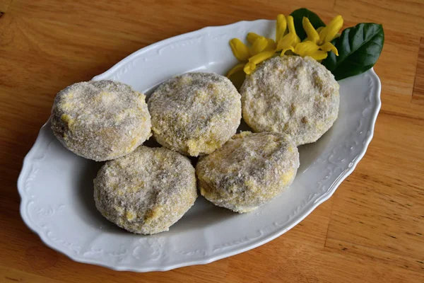 Champignons gefüllt mit einer Mischung aus Käse und Wurst auf einem Teller, bedeckt mit Semmelbröseln und Mehl. — Stockfoto