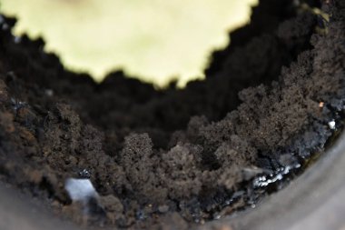 Kalın bir kurum tabakası ile kaplanmış baca baca borusu.