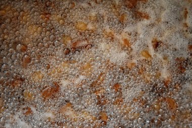 Cızırtılı bir tencerede domuz greaves