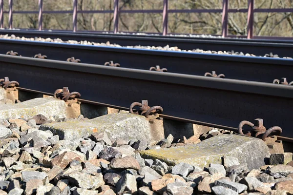 Fijación de las vías del ferrocarril clips y tornillos . — Foto de Stock