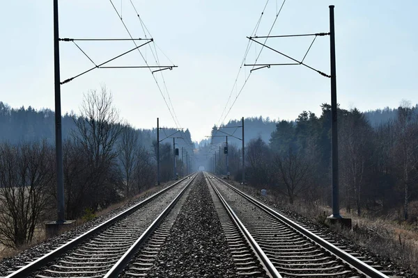 Çekiş hattı demiryolu koridoru. Demiryolu rayları. Uzaklık tünelinde — Stok fotoğraf