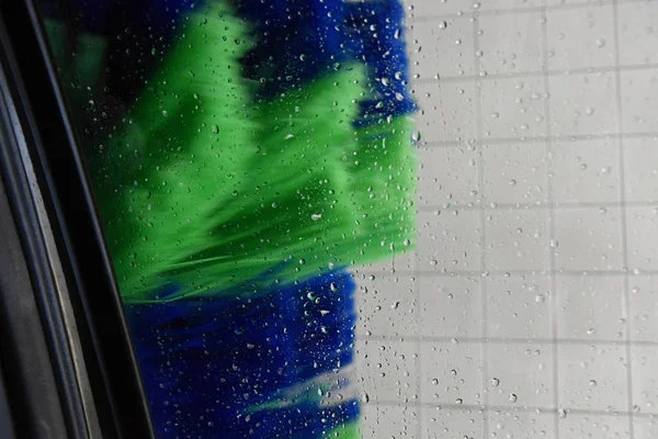 Lavar o carro em uma lavagem automática de carro . — Fotografia de Stock